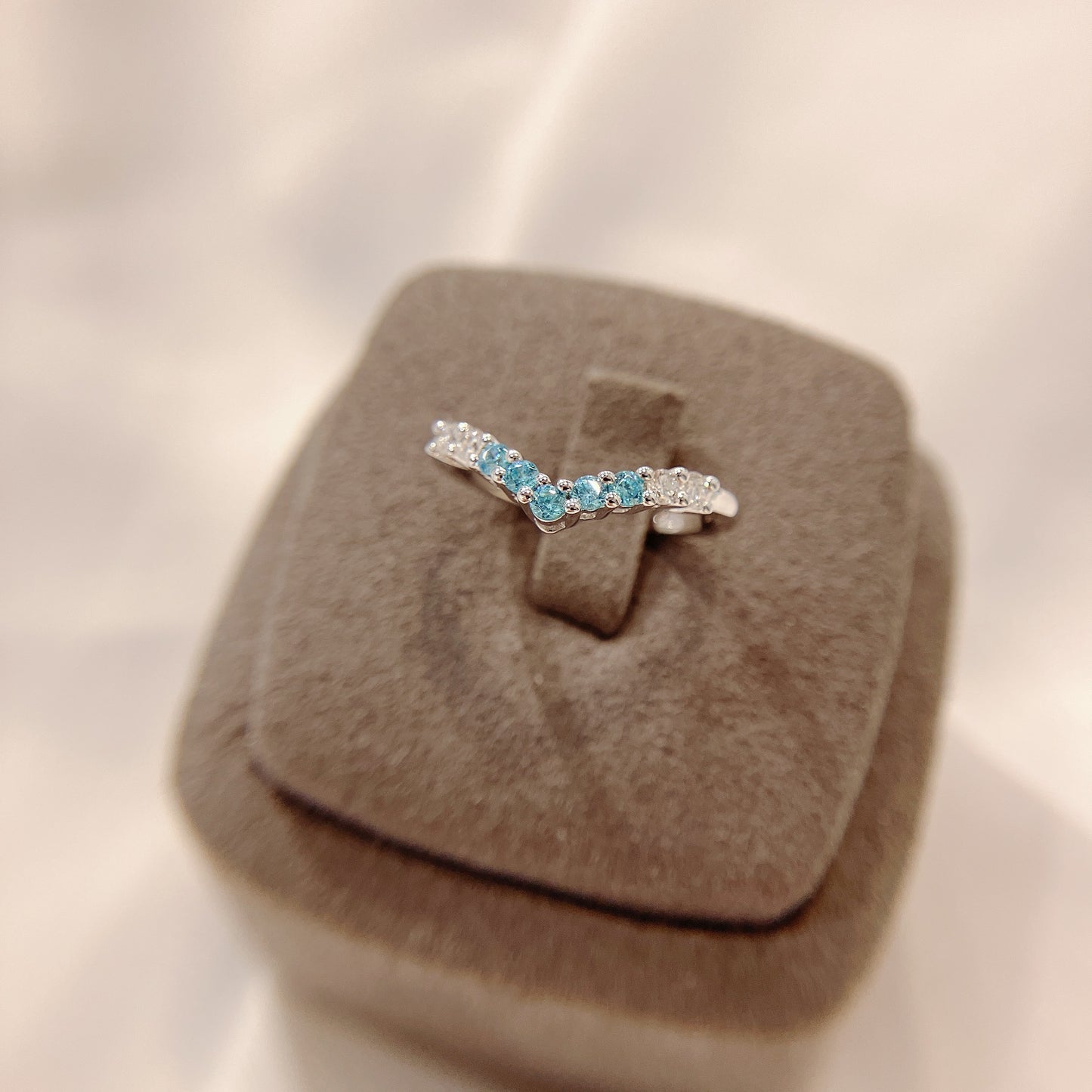 *New* S925 天藍鋯石拼碎鑽V形線戒42AJR0450