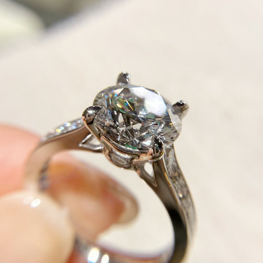 粗臂碎鑽PT950三卡圓形鑽石戒指 25RJ1527