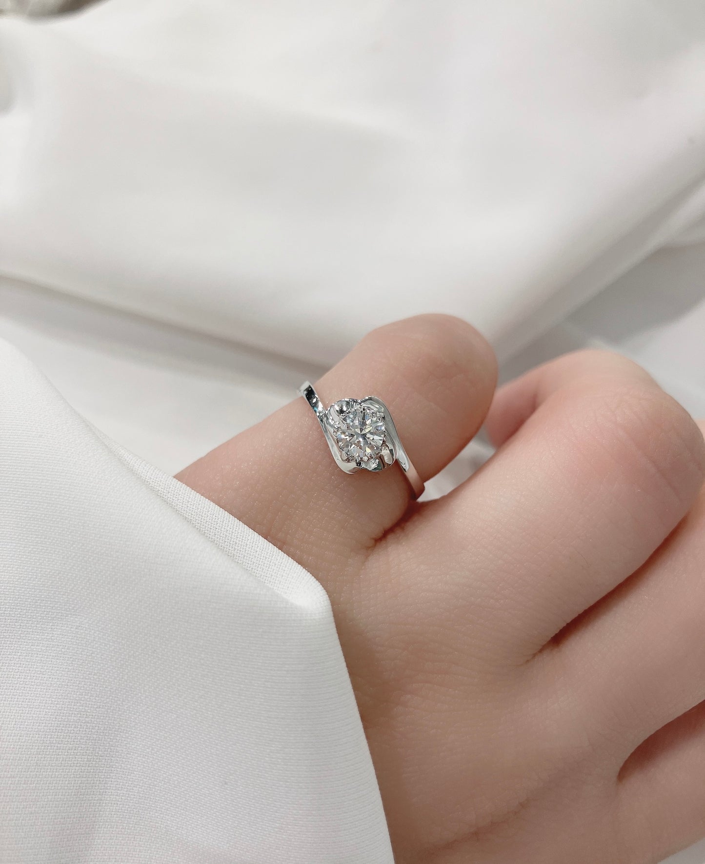 時尚扭臂三爪18K鑽石戒指H16089