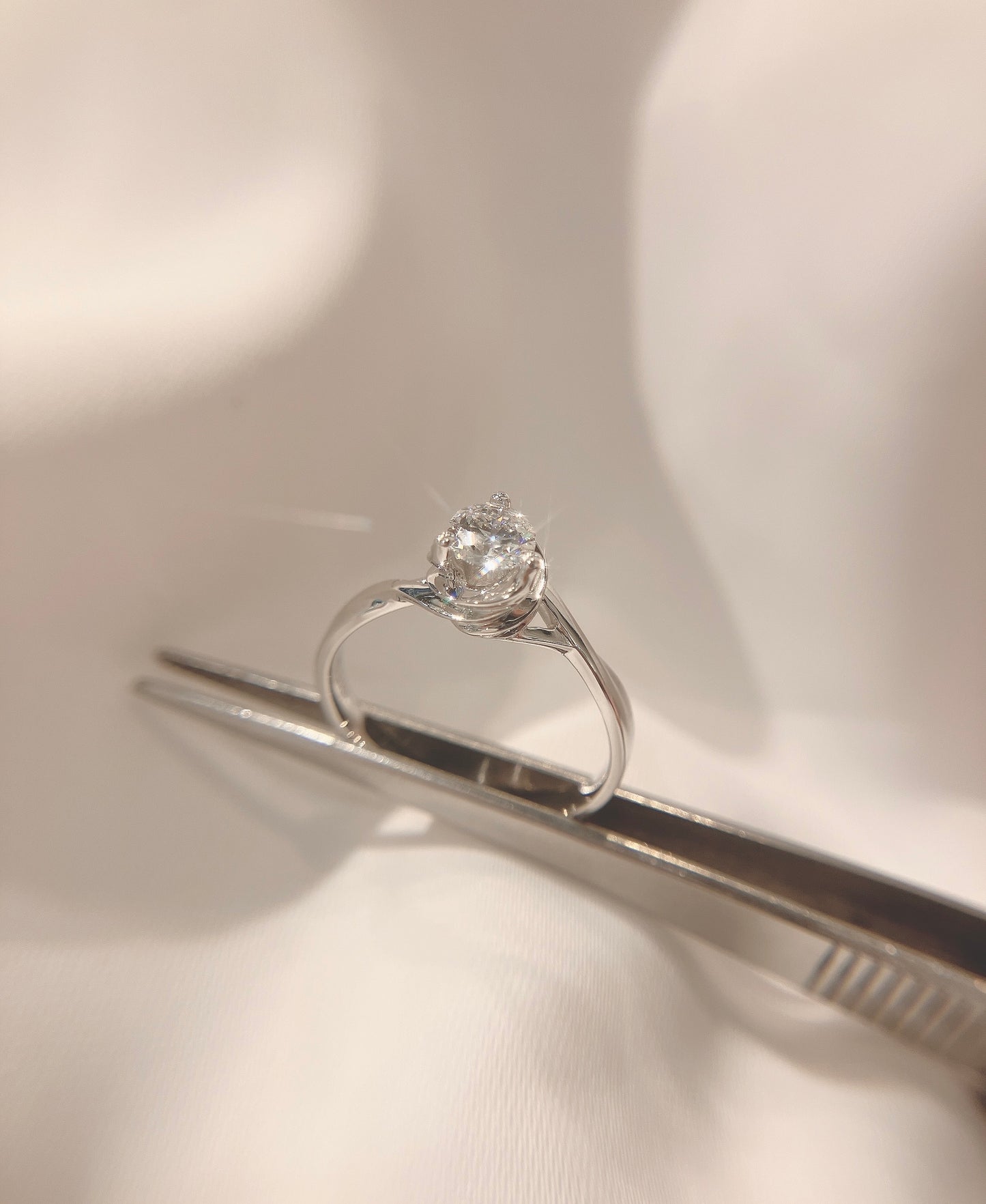 *New*時尚扭紋高冠三爪18K鑽石戒指H24845