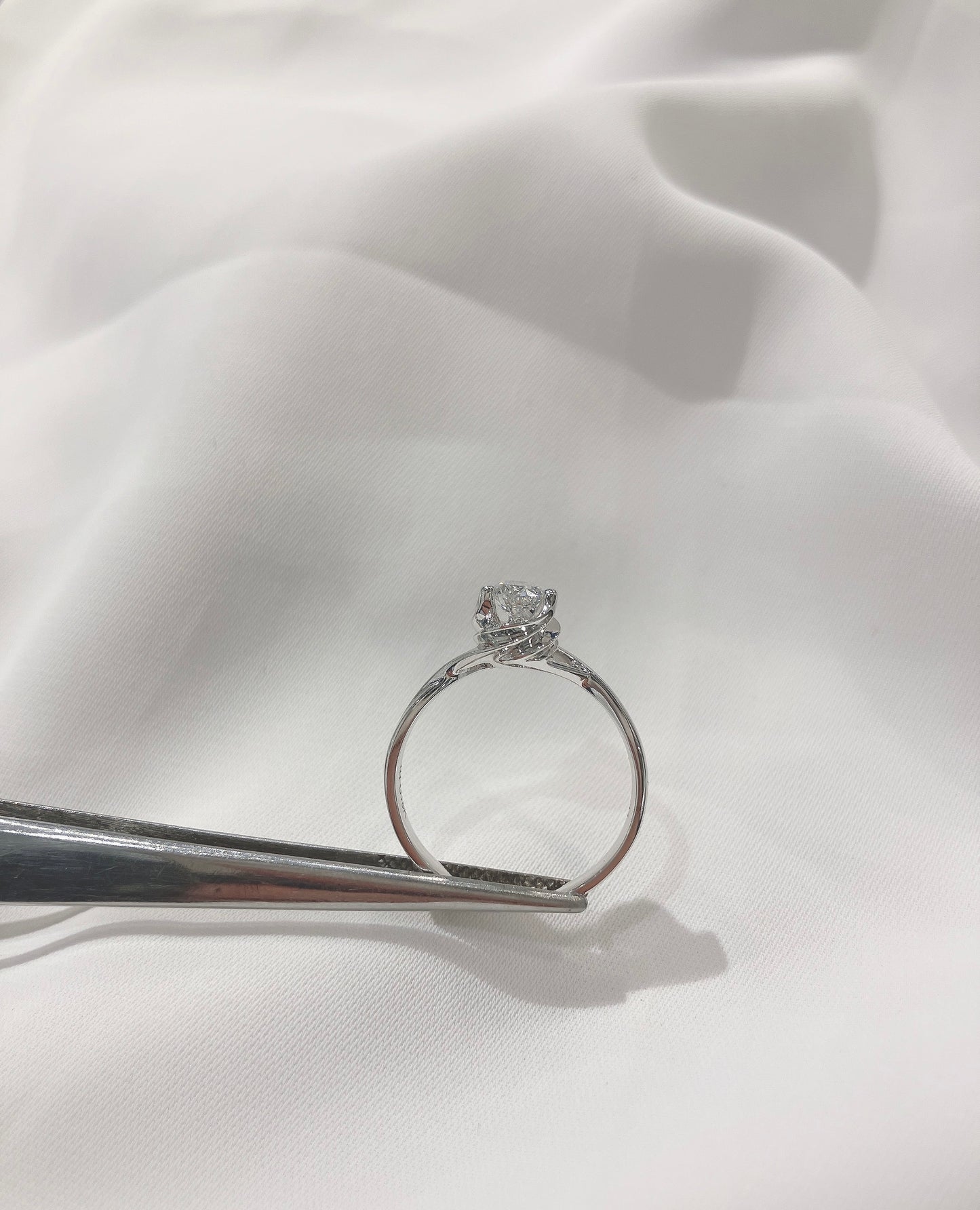 *New*時尚扭紋高冠三爪18K鑽石戒指H24845