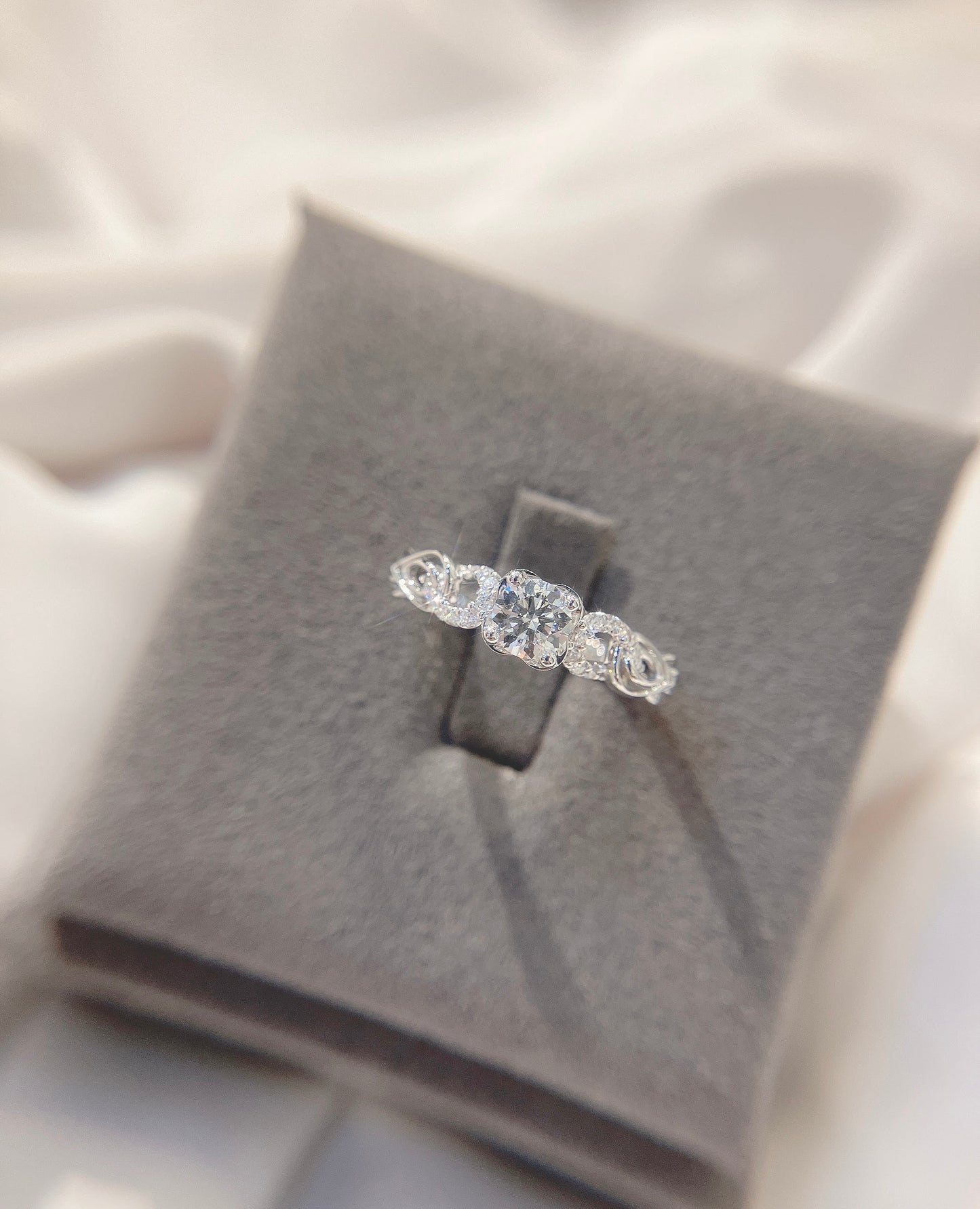 *New*雅緻對稱交叉扭臂四爪18K鑽石戒指42R12012