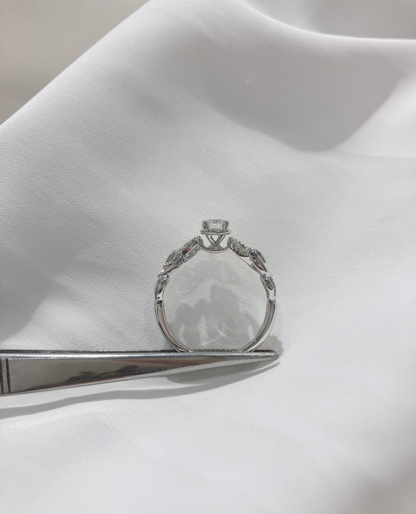 *New*雅緻對稱交叉扭臂四爪18K鑽石戒指42R12012