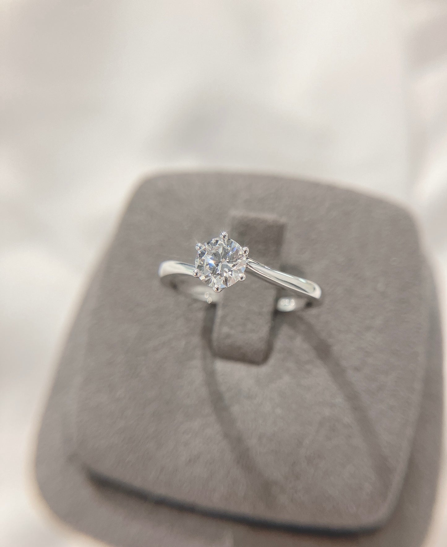 *New*精緻扭臂六爪18K鑽石戒指25RJ1844