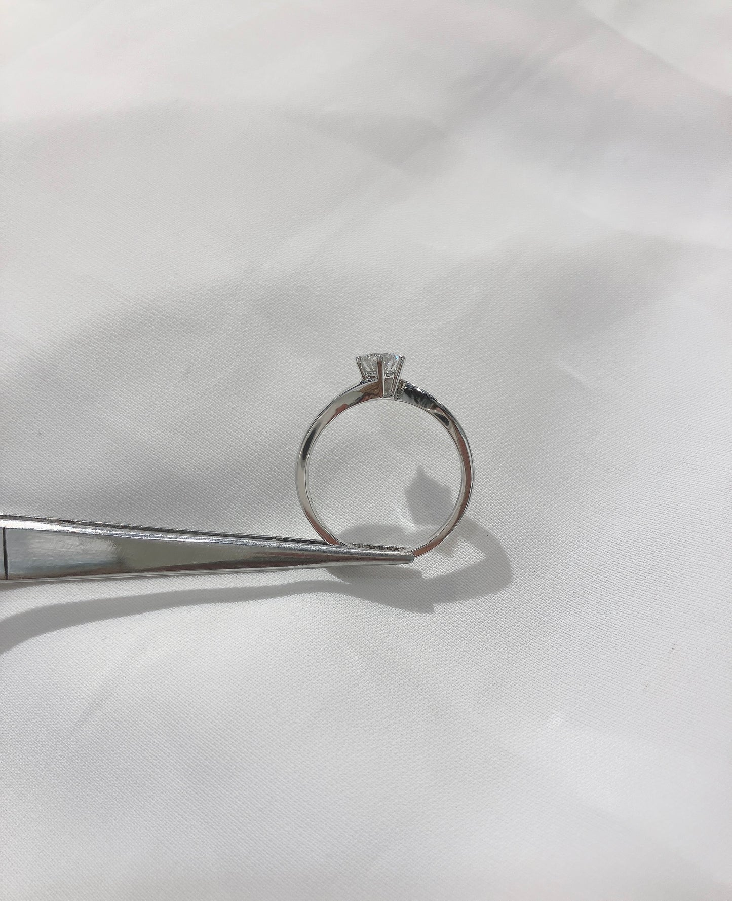 *New*精緻扭臂六爪18K鑽石戒指25RJ1844