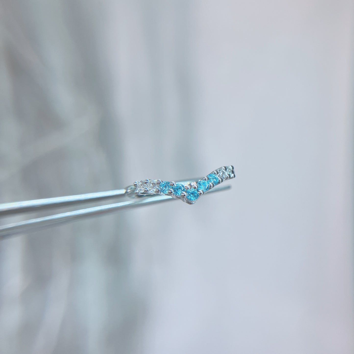 *New* S925 天藍鋯石拼碎鑽V形線戒42AJR0450